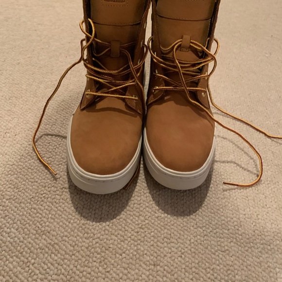 Women’s Size 9 Timberland Boots. WORN ONCE! - Picture 2 of 4